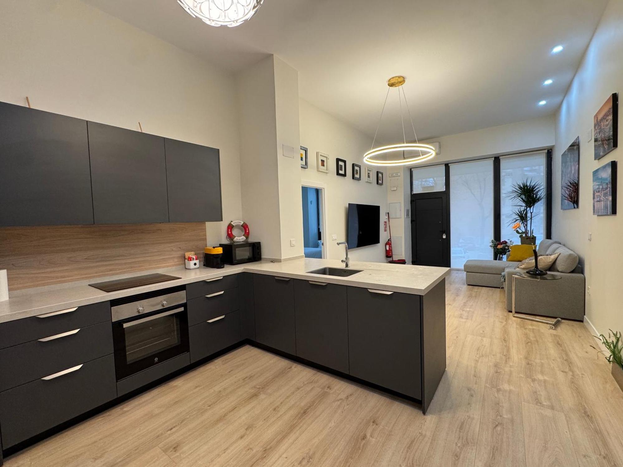 Luxury Suite Wifi Ac Servicios En La Puerta Madrid Exteriör bild
